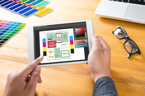 創造的なデザイナー グラフィック職場。色見本サンプル、在住 — ストック写真