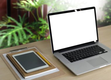 Tablo boş ekrana sahip dizüstü bilgisayarı. Çalışma alanı arka plan yeni proj