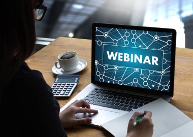 WEBINAR adam el masa üzerinde iş, kahve, bölünmüş ton