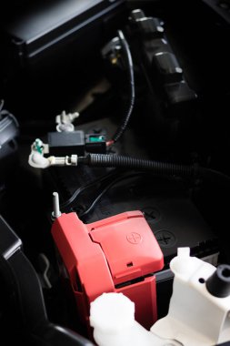 Yeni araba motor bölümü. Modern güçlü araba motoru. Güçlü tr