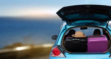 Araba tam ve yaz tatil günlerinde dönmek için çanta. aşırı yüklenmiş ca