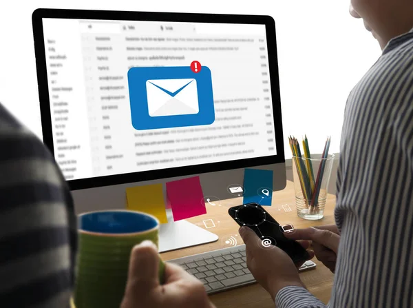 E-post kommunikation anslutning budskap till utskick kontakter telefon — Stockfoto