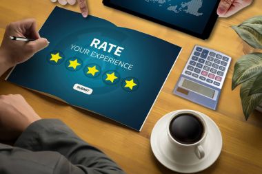 Beş yıldızlı rating inceleme tutan işadamı puanı artırmak veya 