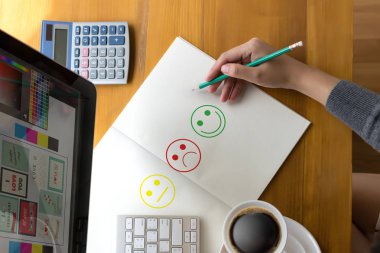 iş erkek ve kadın mutlu memnuniyeti değerlendirme seçin? 