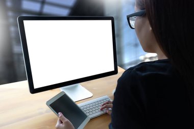 Ofiste çalışan tablo işadamı boş ekran ile dizüstü bilgisayar 