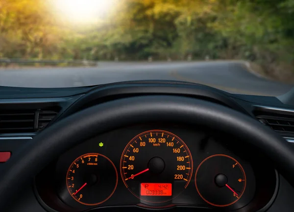 Viajar de carro. Elemento de design. o volante dentro de um — Fotografia de Stock