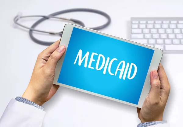 Assicurazione medica e Medicaid e stetoscopio . — Foto Stock