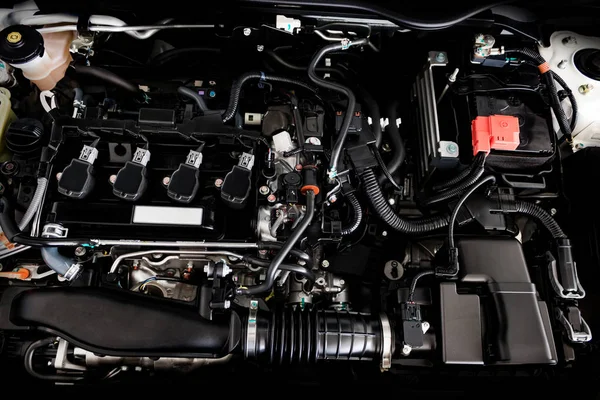 Närbild detalj av ny bilmotor den kraftfulla motorn på en bil. — Stockfoto