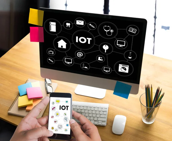 IoT-business mannen hand arbeta och sakernas internet (Iot) ordet — Stockfoto