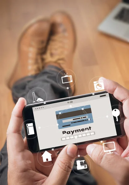 Człowiek za pomocą płatności mobilne zakupy online m-banking Internet Gl — Zdjęcie stockowe