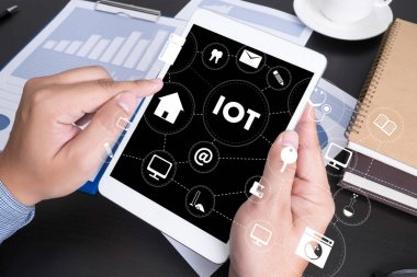 Çok iş adamı el çalışma ve şeylerin Internet (çok) kelime 