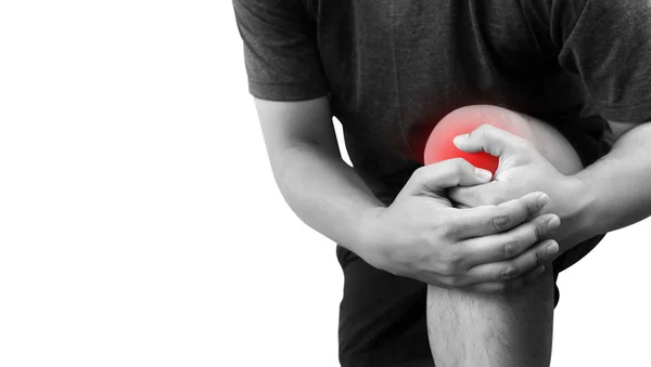 Rodilla hombre doloroso corriendo con fuertes piernas atléticas sosteniendo la rodilla — Foto de Stock