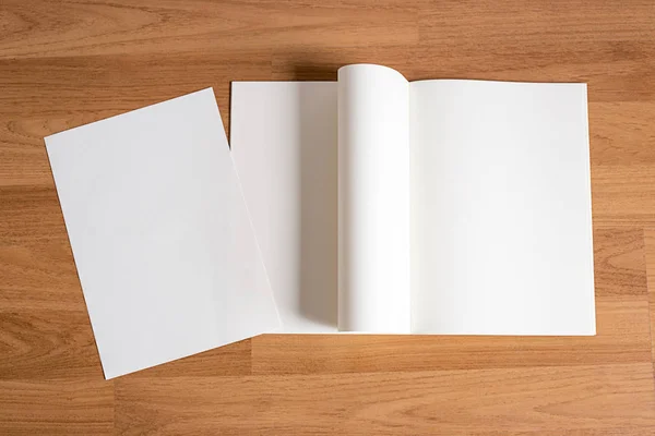 Catalogo e libro in bianco, riviste, libro modello su legno backgrou — Foto Stock