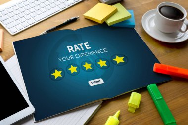 Beş yıldızlı rating inceleme tutan işadamı puanı artırmak veya 