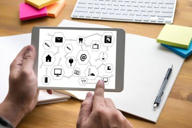 iş adamı el ahşap de dizüstü bilgisayar üzerinde çalışan adam