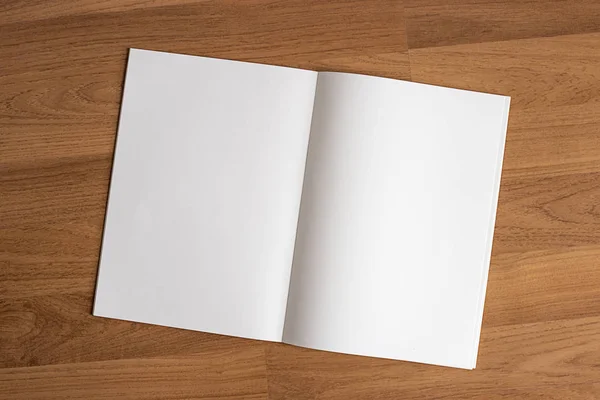 Catalogo e libro in bianco, riviste modello su sfondo legno fo — Foto Stock