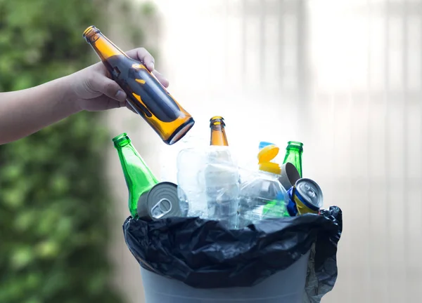 Recyclable garbage consisting  glass Savings plastic Plastic Env — Stock Photo, Image