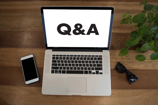 Q & a (Fragen und Antworten) Geschäftsteam — Stockfoto