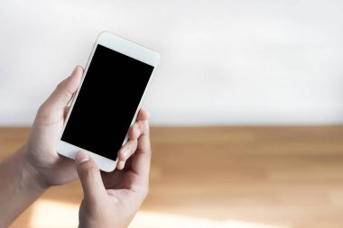 Adamın elleri boş kopya ile akıllı telefon tutarak atış kırpılmış 