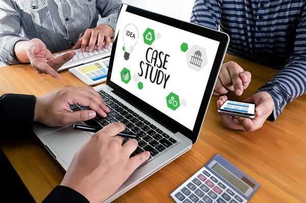 CASE STUDY Studente che studia duro e gli studenti che imparano l'educazione — Foto Stock