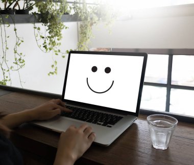  mutlu ve tebrik kavramı gülen yüz ifade