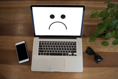 Depresif duygular kavramı, gülen yüz ifade yazdırılmasını.