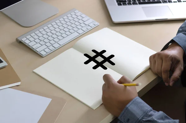 Hashtag man använder sociala medier blogginlägg dator och chatt — Stockfoto