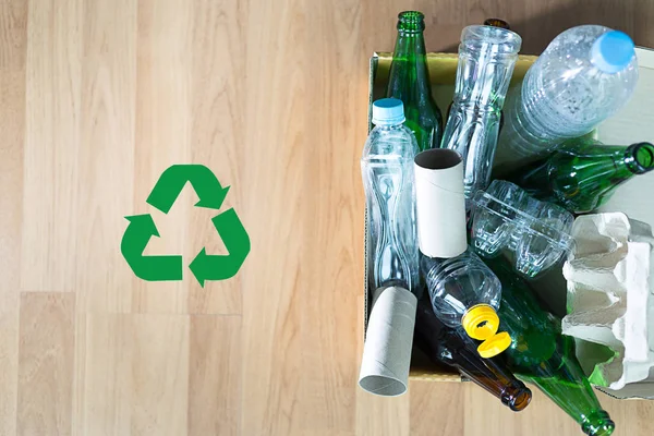 Lixo reciclável consistindo de vidro Poupança plástico Env — Fotografia de Stock