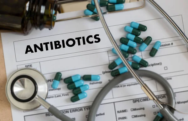 Antibióticos y Antibióticos - Medicamento de terapia mixta de diagnóstico impreso — Foto de Stock