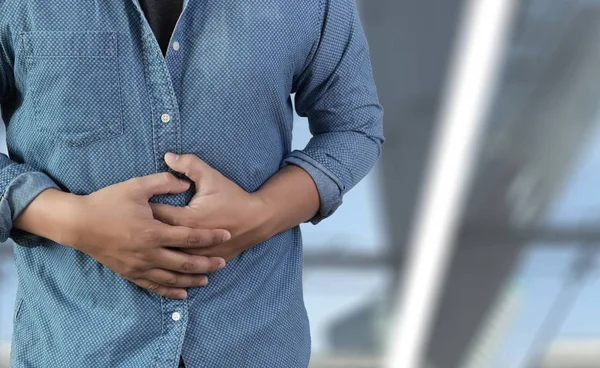 Geschäftsmann Magenschmerzen Angriff von Bakterien — Stockfoto