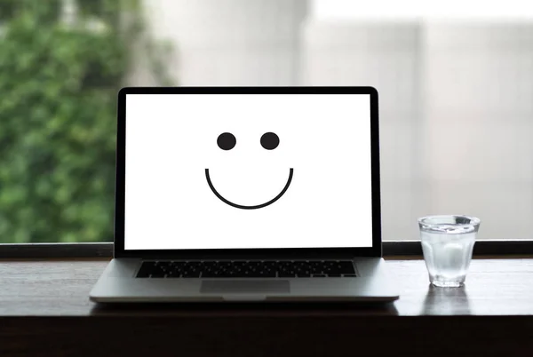 Glücklich und Gruß Konzept Smiley Gesicht Emoticon — Stockfoto