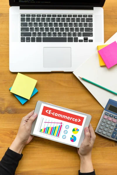 Gli uomini d'affari utilizzano la tecnologia E-commerce Internet Mercato globale — Foto Stock