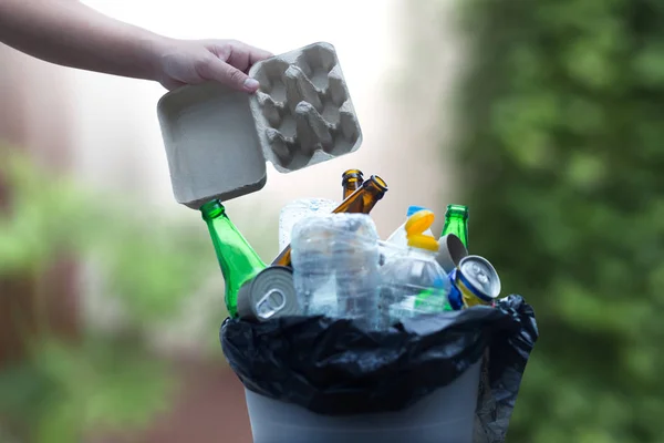 Återvinningsbara sopor bestående glas besparingar plast plast Env — Stockfoto