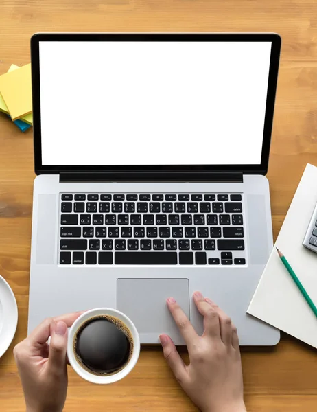 Laptop com tela em branco na mesa empresário trabalhando no escritório — Fotografia de Stock