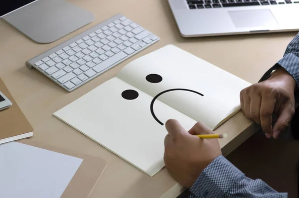 Emociones depresivas concepto, cara sonriente emoticono impreso . — Foto de Stock