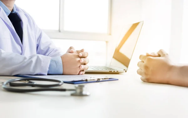 Primer plano médico y tomando paciente están discutiendo algo en h —  Fotos de Stock