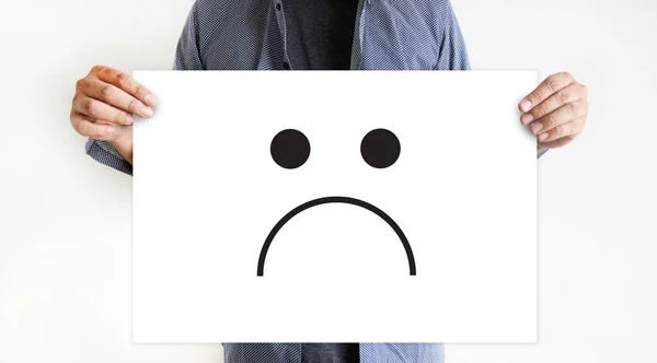 Concetto di emozioni depressive, faccina sorridente emoticon stampata . — Foto Stock