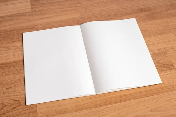 Catalogo e libro in bianco, riviste, libro modello su legno backgrou — Foto Stock