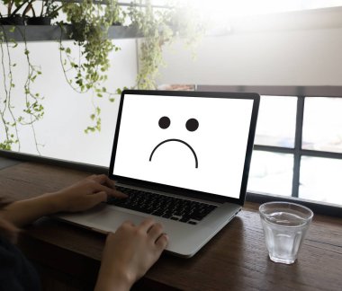 Depresif duygular kavramı, gülen yüz ifade yazdırılmasını.