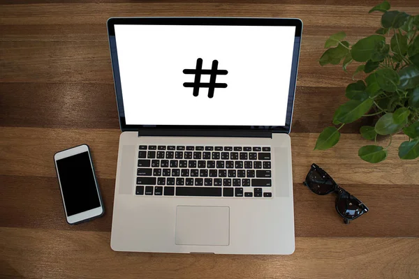 Hashtag homme utiliser les médias sociaux Blog Post ordinateur et chat — Photo