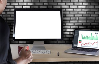 ofiste çalışan adam. yaratıcı yeni başlangıç fikir monitör Analysi