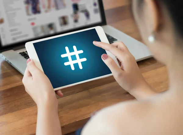 Hashtag man use Social Media Blog Publicar el ordenador y el chat —  Fotos de Stock