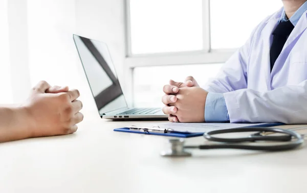 Primer plano médico y tomando paciente están discutiendo algo en h —  Fotos de Stock