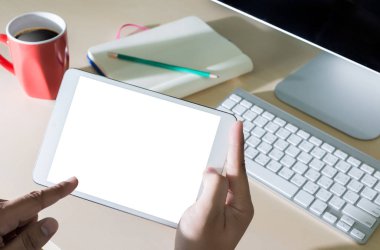 üzerinde siyah backgr izole üzerinde Internet tablet bilgisayar kullanan adam