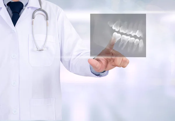 Zubní rentgenové lékař držel a při pohledu a zdravotnictví medicína — Stock fotografie