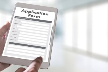 dizüstü bilgisayar üzerinde çalışan iş adamı kullanın Online Web iş uygulamaları