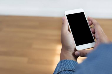 Adamın elleri boş kopya ile akıllı telefon tutarak atış kırpılmış 