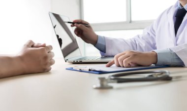 Doktor ve hasta bir şey görüşüyorlar, sadece ellerini doktor konuş