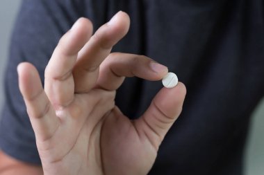 adam el gösterisi, palm veya parmak uyuşturucu ilaç veya kapsül pres