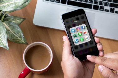 Bangkok, Tayland - 9 Haziran 2017: Iphone sosyal beni kullanan adam